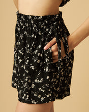 Load image into Gallery viewer, Floral Print Shorts with a Drawstring Waist
